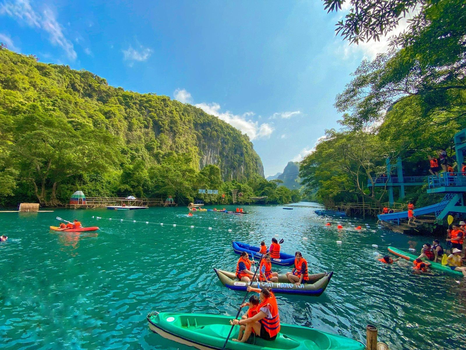 Kayaking 4.5km at Phong Nha Cave (2)